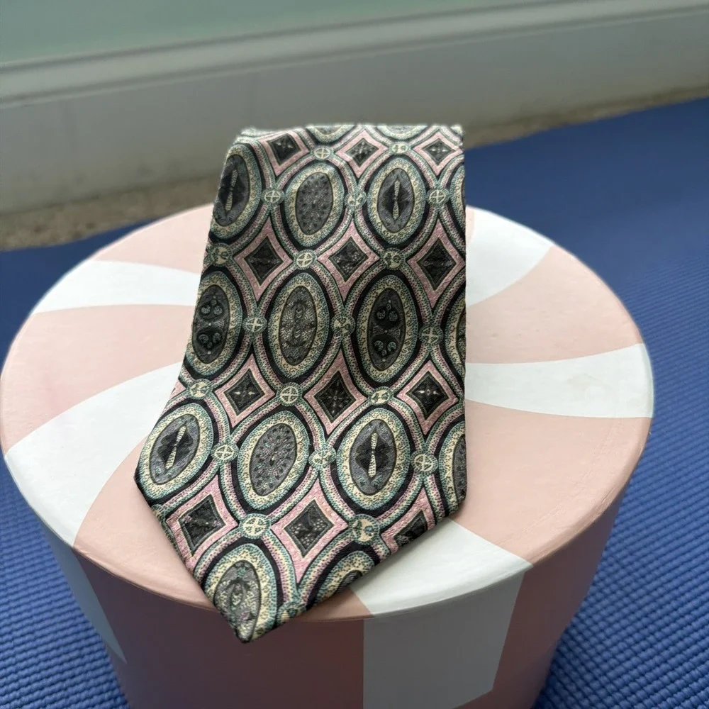 DION COLLECTION MADE IN CANADA TIE- DESIGNER TIES. 100% SILK- Excellent content